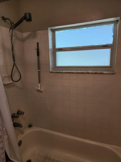 Sunny Retreat House in Forest City