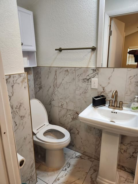 Sunny Retreat House in Forest City