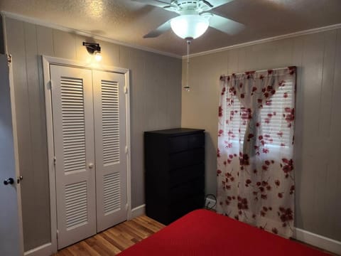 Sunny Retreat House in Forest City