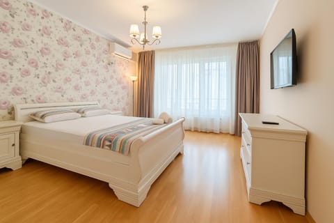 Bed, TV and multimedia, Photo of the whole room, Bedroom