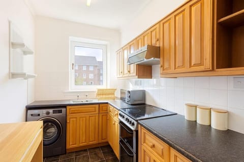 Bright & Spacious 2 Bedroom Flat Apartment in Edinburgh