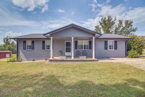 7 Mi to Barren River Lake Quiet Getaway with Yard! House in Barren River Lake