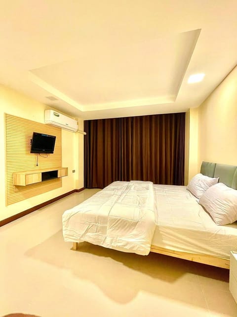 Bed, TV and multimedia, Bedroom