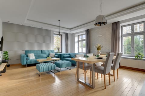 TV and multimedia, Kitchen or kitchenette, Living room, Seating area, Dining area, internet