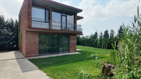 Property building, Spring, Day, Natural landscape, Garden, Garden view