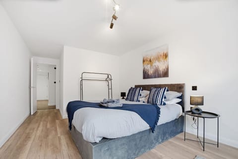 Blue Mill - On The High Street Apartment in Swindon