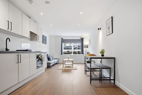 Blue Mill - On The High Street Apartment in Swindon