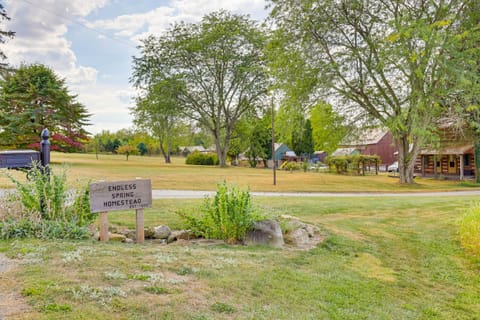 Romantic Pondside Escape Country Cottage in Paris House in Ohio