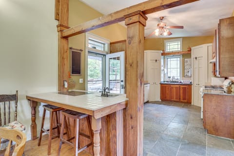 Romantic Pondside Escape Country Cottage in Paris House in Ohio