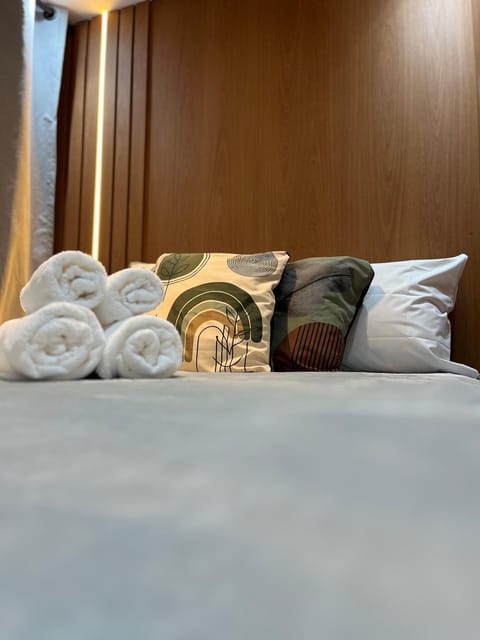 Bed, towels