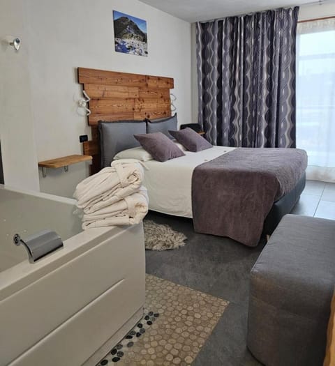 Hot Tub, Bedroom