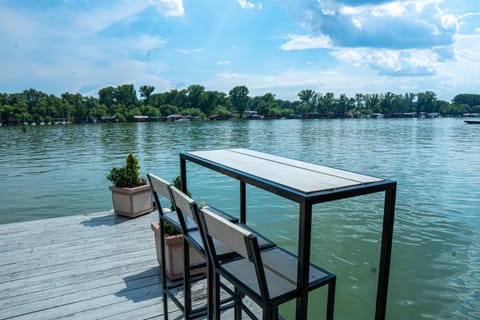 Unique River Houseboat Stay Apartment in Belgrade