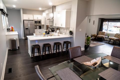 Modern 3BDRM, Renovated, Spacious & Central House in Evansville