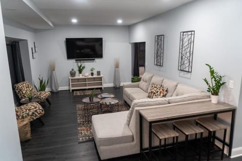 Modern 3BDRM, Renovated, Spacious & Central House in Evansville