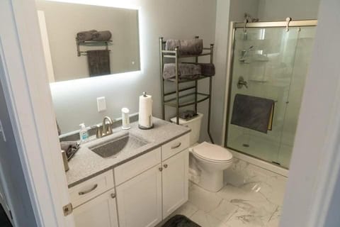 Modern 3BDRM, Renovated, Spacious & Central House in Evansville