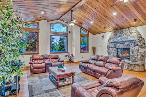 Tahoe Island Retreat Hot Tub & Game Room House in South Lake Tahoe