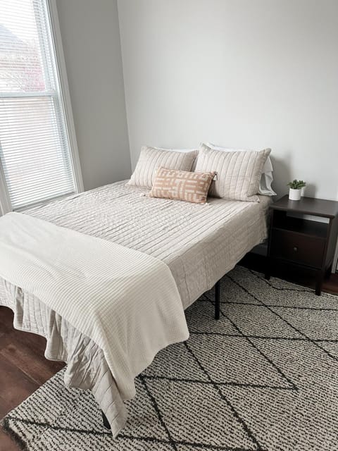 Modern 4 BDRM Renovated Spacious near U of E and Downtown House in Evansville