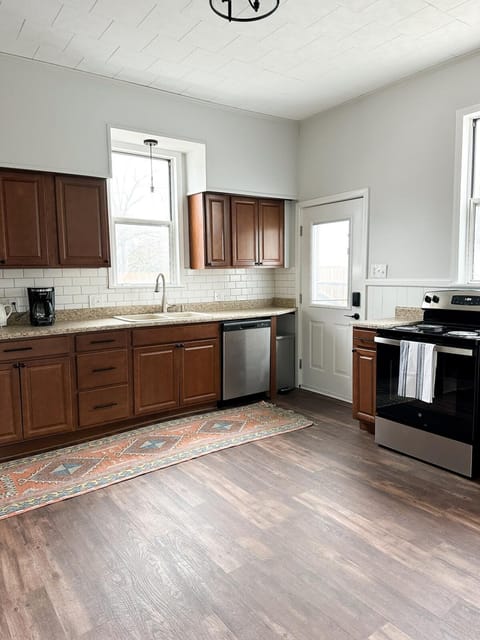 Modern 4 BDRM Renovated Spacious near U of E and Downtown House in Evansville