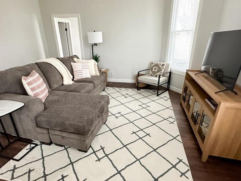 Modern 4 BDRM Renovated Spacious near U of E and Downtown House in Evansville