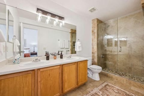 3BR Modern Retreat, Close to DIA & Downtown Denver Apartment in Commerce City