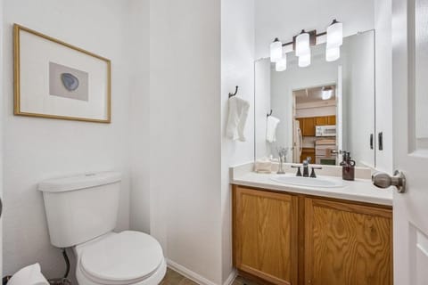 3BR Modern Retreat, Close to DIA & Downtown Denver Apartment in Commerce City