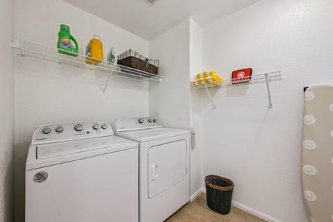 3BR Modern Retreat, Close to DIA & Downtown Denver Apartment in Commerce City