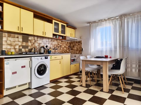 Kitchen or kitchenette, Dining area, oven, washing machine