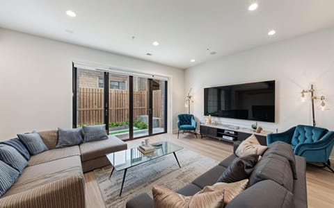 Communal lounge/ TV room, TV and multimedia, Living room, Seating area, Evening entertainment
