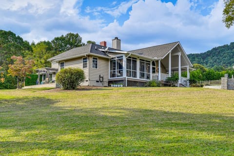 Mtn Views, Deck, Porches and Patio Asheville Escape House in Asheville