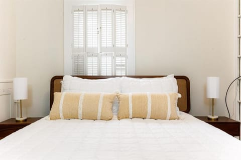 Clover Retreat - 3B 2BA Home 1 mi to ND House in South Bend