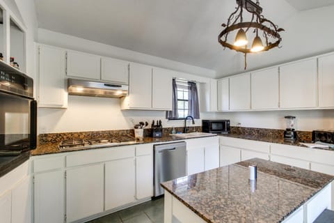 2 Mi to University and Long Beach Harbor Family Gem House in Long Beach