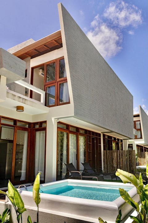Property building, Day, Pool view, Swimming pool, Swimming pool, sunbed