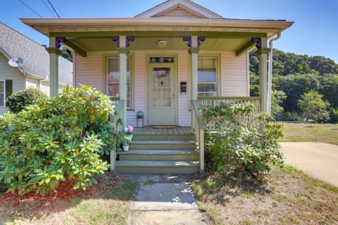 Franklin Home with Deck, Creek Views Walk to Shops House in Allegheny River