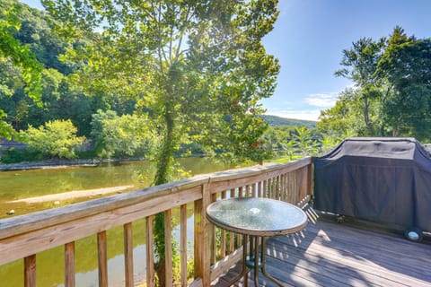 Franklin Home with Deck, Creek Views Walk to Shops House in Allegheny River
