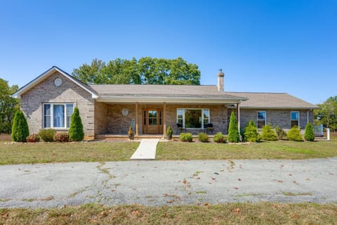 Shenandoah Valley Riverside Retreat Near Wineries House in Grottoes