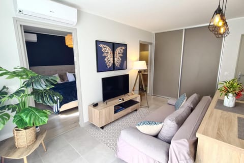 TV and multimedia, Living room, Seating area, air conditioner