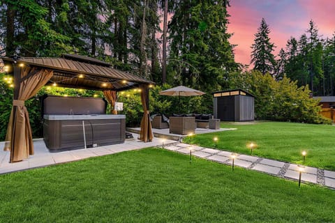 Lynnwood Modern Basement Hot Tub Private Entry House in Lynnwood