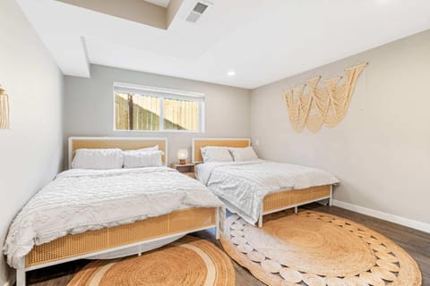 Lynnwood Modern Basement Hot Tub Private Entry House in Lynnwood