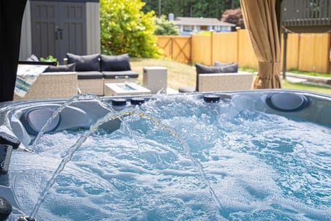 Lynnwood Modern Basement Hot Tub Private Entry House in Lynnwood