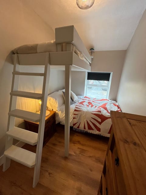 Bedroom, bunk bed