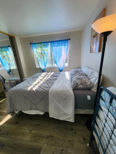 2B 1Ba 300Night 1B 1Ba 150Night Apartment in Millbrae