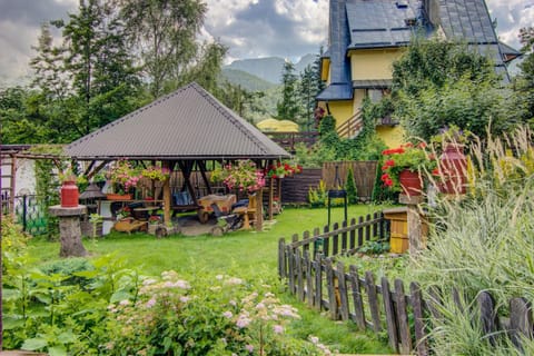 Facade/entrance, BBQ facilities, Garden, View (from property/room), Garden view, Mountain view