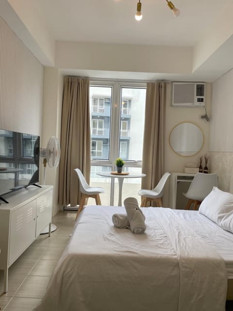 Bed, TV and multimedia, Living room, Photo of the whole room, Seating area, Bedroom, towels, air conditioner