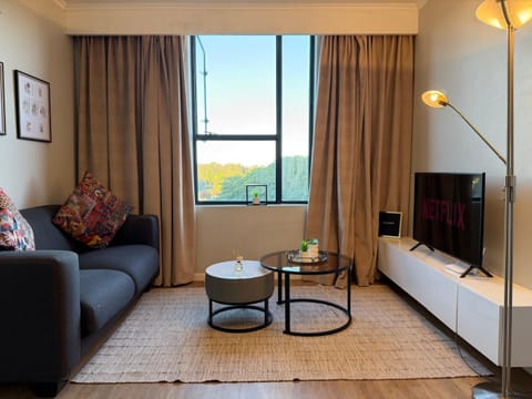 TV and multimedia, Living room, Seating area, Evening entertainment, Mountain view