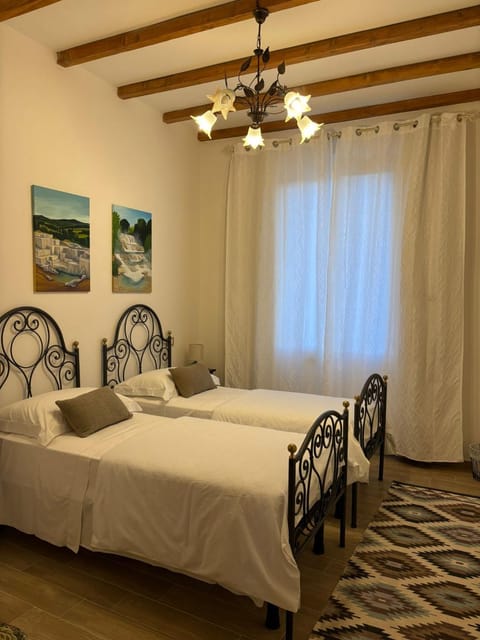 Bed, Photo of the whole room, Decorative detail, Bedroom