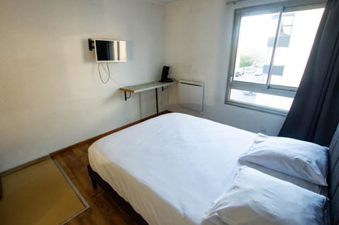 Bed, TV and multimedia, Bedroom