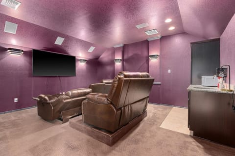 NEW 12 Bd Temple House, up to 14 PPL, Perfect for Families, Contractors, Large Groups, In Home Theatre, Arcade, Billiards - Professionally Managed By Stay Albatross Furnished Rentals House in Temple