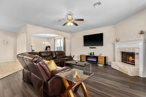 NEW 12 Bd Temple House, up to 14 PPL, Perfect for Families, Contractors, Large Groups, In Home Theatre, Arcade, Billiards - Professionally Managed By Stay Albatross Furnished Rentals House in Temple