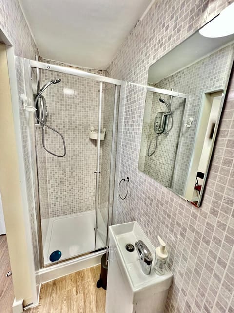 New Quadruple En-Suite Vacation rental in Salford