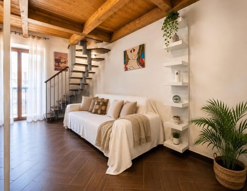 Bed, Living room, Photo of the whole room, Seating area